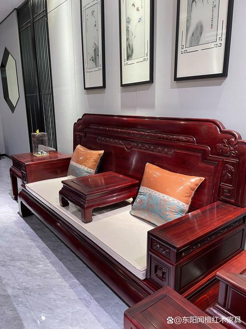 小户型客厅如何摆脱拥挤感 巧选沙发与木门设计